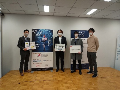 学生部門受賞者　京都大学山﨑大輝さん（左端）早稲田大学立花慶人さん（左から2番目）
