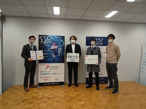 学生部門受賞者 京都大学山﨑大輝さん(左端)早稲田大学立花慶人さん(左から2番目)